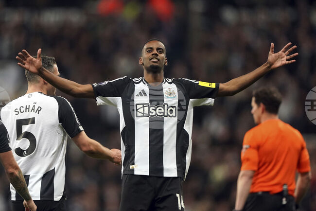 Мениджърът на Нюкасъл Еди Хау е уверен, че голмайсторът Александър Исак ще остане в отбора 