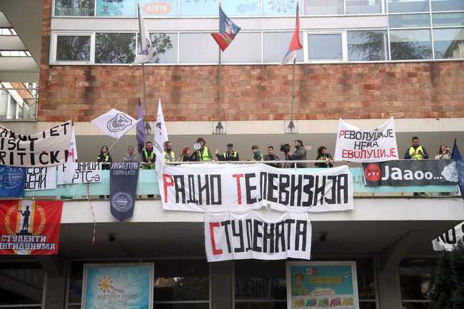 Сръбската национална телевизия РТС не излъчи сутрешната си програма заради блокада от протестиращи студенти