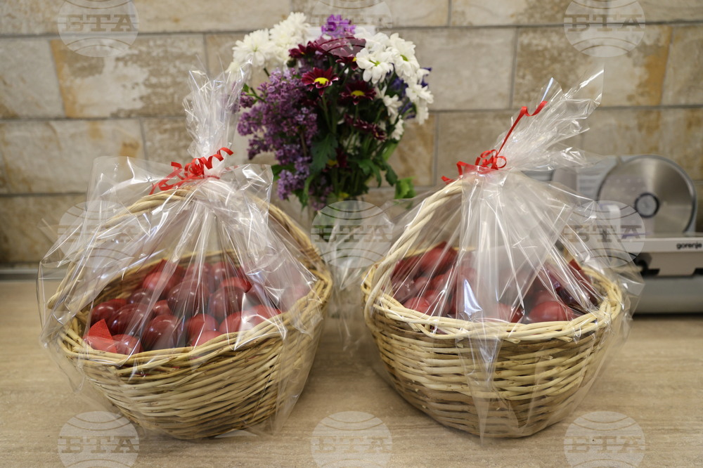 Бачковски манастир - боядисване на яйца