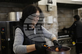 Бачковски манастир - боядисване на яйца