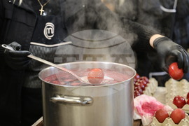 Бачковски манастир - боядисване на яйца