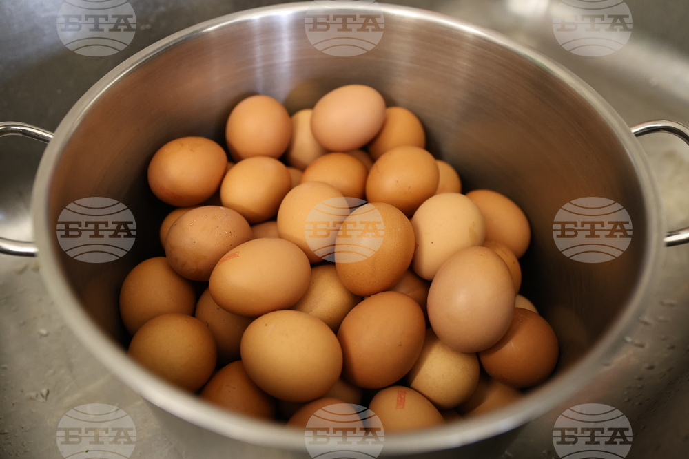 Бачковски манастир - боядисване на яйца