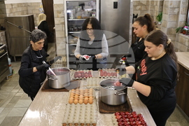 Бачковски манастир - боядисване на яйца