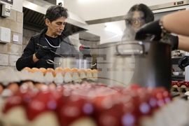 Бачковски манастир - боядисване на яйца