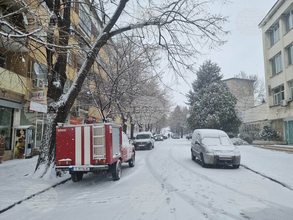 Видимостта в Поповско е намалена поради обилен снеговалеж
