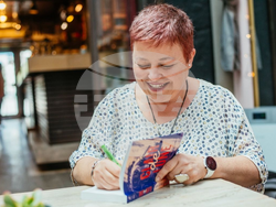 Жюстин Томс ще представи книгата си Claire de lune в Прага. Снимка: Жюстин Томс