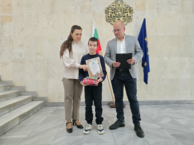 Дванадесет ученици от Ловешка област бяха наградени в конкурса за рисунка на тема „Аз обичам българската гора“