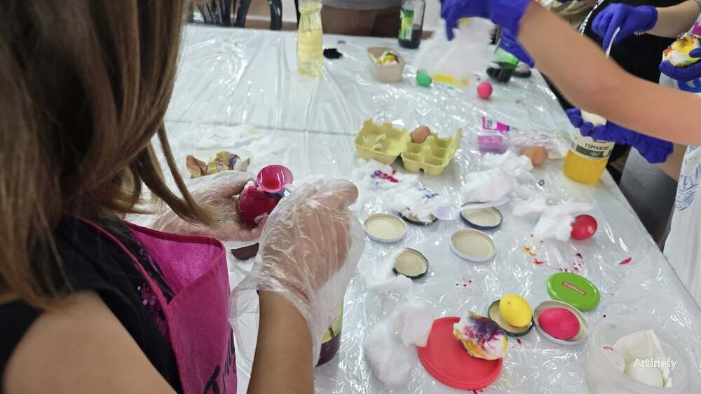 Работилница за боядисване на великденски яйца се състоя в училище „Св. св. Константин и Елена“ в Ел Раал, Испания