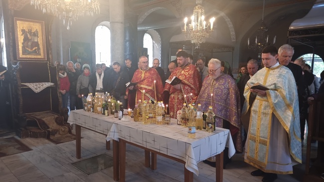 Вярващи се събраха в плевенския храм "Света Параскева" на света Василиева литургия и Велик маслосвет