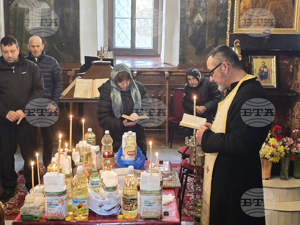 Света Василиева литургия и маслосвет бяха отслужени на Велики четвъртък в храмовете "Свети Георги" и "Света Троица" в Добрич