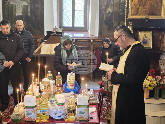 Света Василиева литургия и маслосвет бяха отслужени на Велики четвъртък в храмовете "Свети Георги" и "Света Троица" в Добрич