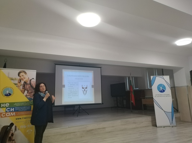 Кампания на Държавната агенция за закрила на детето: Ученици и лекари в град Добрич дискутираха опасностите от употребата на вейп, райски газ и „дизайнерски дроги“