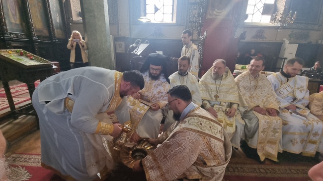 На Велики четвъртък в Стара Загора беше извършен ритуалът умиване на нозете на 12 свещеници и миряни