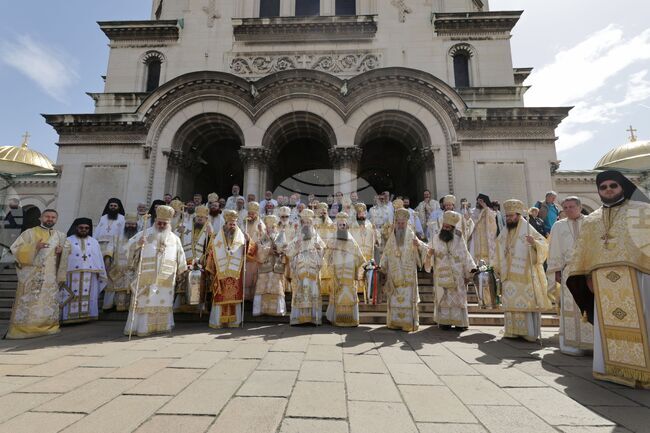 Осветеното миро от деветото мироваране в БПЦ беше пренесено с литийно шествие от катедралата "Св. Александър Невски" до Синодалната палата