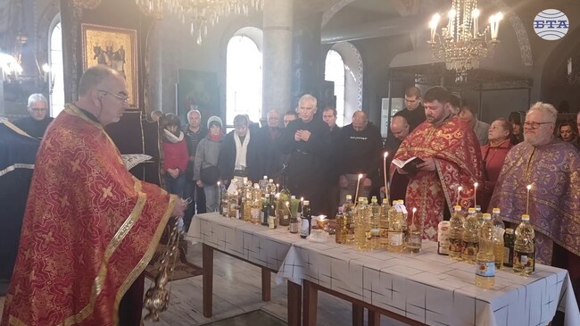 Вярващи се събраха в плевенския храм "Света Параскева" на света Василиева литургия и Велик маслосвет