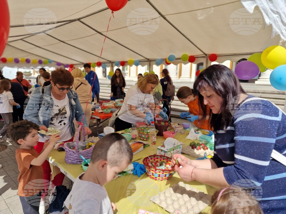 За втора година Фондация П.У.Л.С заедно с Община Перник и дентална клиника организираха празнично боядисване на великденски яйца 