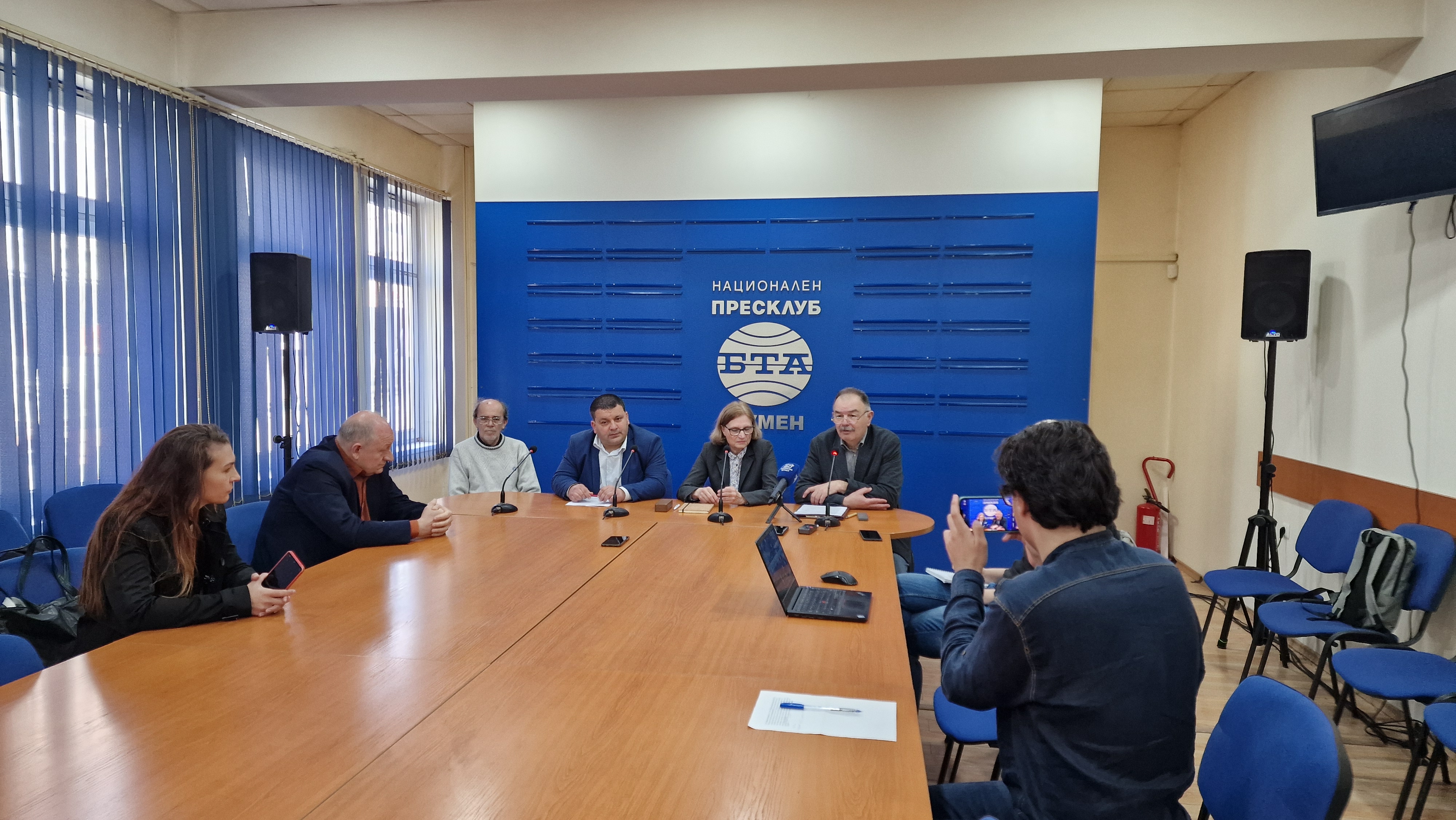 Пресконференция на Народно читалище „Добри Войников – 1856“ в Шумен по повод предстоящото десето издание на фестивала „Кино в длан“ за филми, заснети с мобилни телефони или друго мобилно устройство с вградена камера