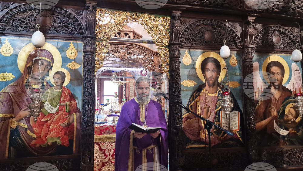 Троянски манастир - Велики четвъртък - литургия