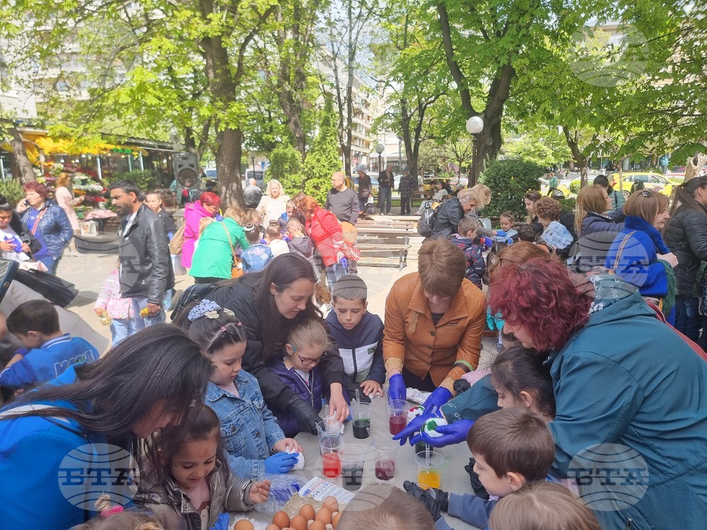 В Стара Загора на Велики четвъртък деца боядисаха над 1000 великденски яйца в храма „Св. Николай Мирликлийски Чудотворец"
