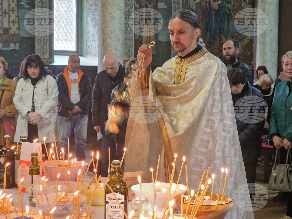 Вярващи изпълниха храм "Св. Успение Богородично" за Василиева литургия и Велик маслосвет
