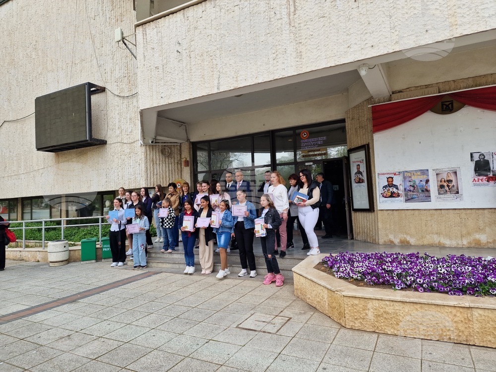 В Разград наградиха участниците в конкурси за рисунка и есе, посветени на професионалния празник на юристите и съдебните служители