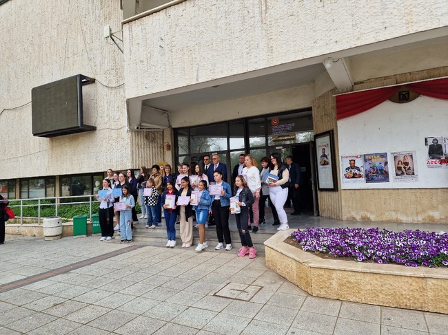 В Разград наградиха участниците в конкурси за рисунка и есе, посветени на професионалния празник на юристите и съдебните служители