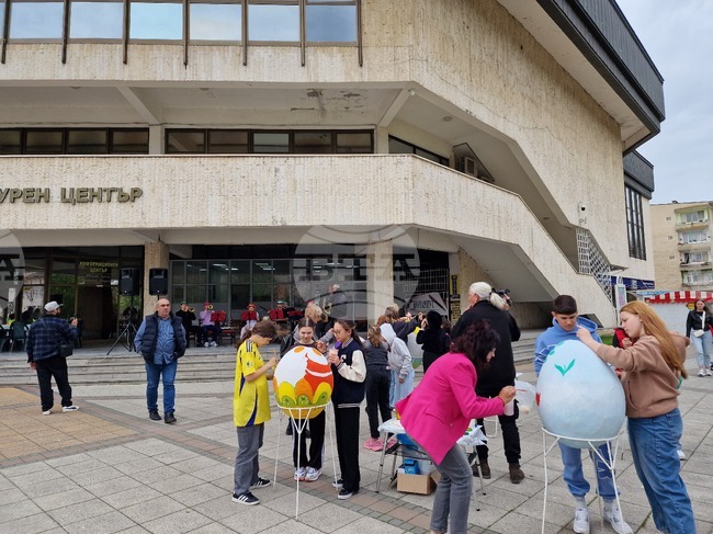 Деца боядисваха големи великденски яйца в Разград на Велики четвъртък 