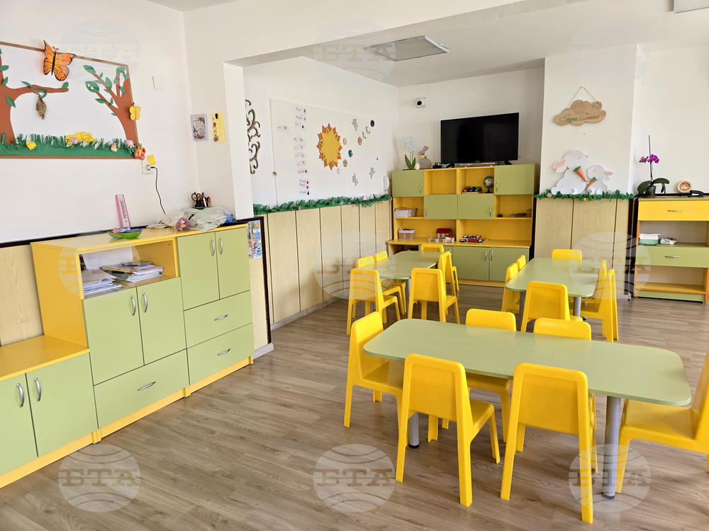 Безумно е да чакаме пет месеца изплащането на компенсация, че децата ни не са приети в държавните ясли и градини, каза Моника Василева