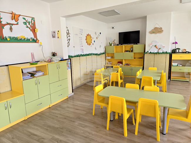 Безумно е да чакаме пет месеца изплащането на компенсация, че децата ни не са приети в държавните ясли и градини, каза Моника Василева