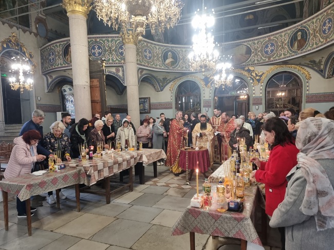 Десетки миряни се събраха за общ маслосвет в катедралния храм "Свето Успение Богородично" в Пазарджик