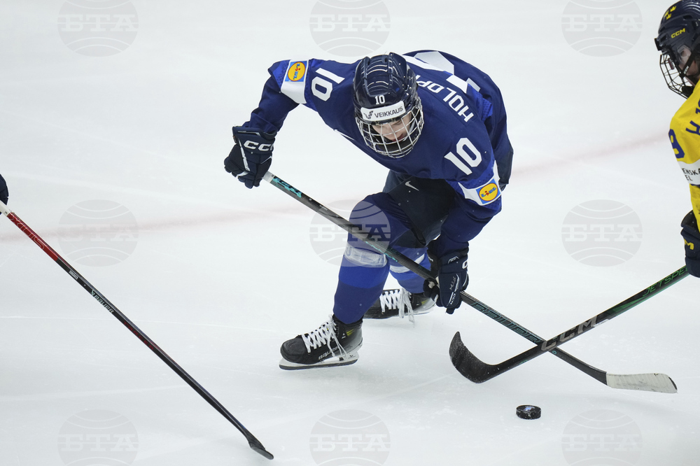 Финландска състезателка по хокей на лед, носеща екипа с номер 10 заради Диего Марадона, опита да вкара гол с ръка на олимпийския турнир