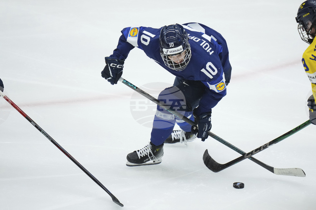 Финландска състезателка по хокей на лед, носеща екипа с номер 10 заради Диего Марадона, опита да вкара гол с ръка на олимпийския турнир