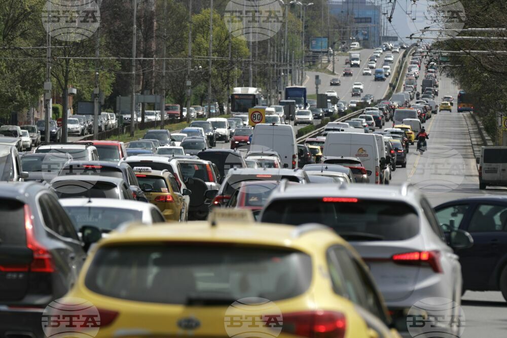 Кола горя в близост до бившия хотел „Плиска“ в София, движението е затруднено