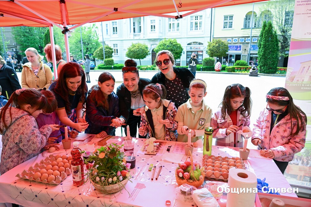 Малки и големи се включиха в общоградското боядисване на яйца в Сливен