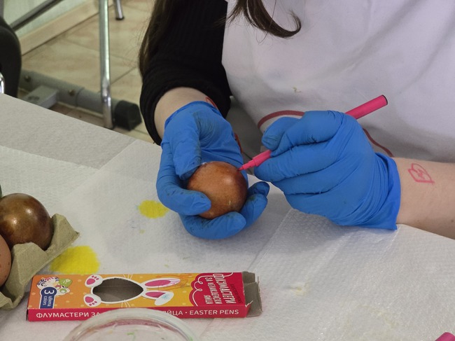 Младежките организации на БЧК в Ловеч и Троян ще дарят боядисани яйца и козунаци за Великден на социални институции и болница