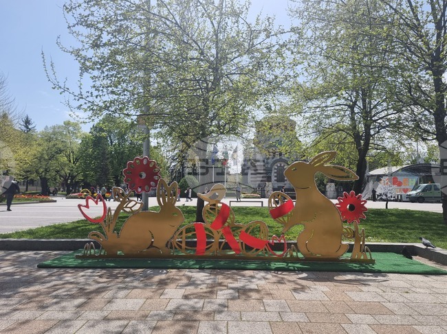 С нова украса, флорална композиция и стотици цъфнали лалета Плевен посреща Великден