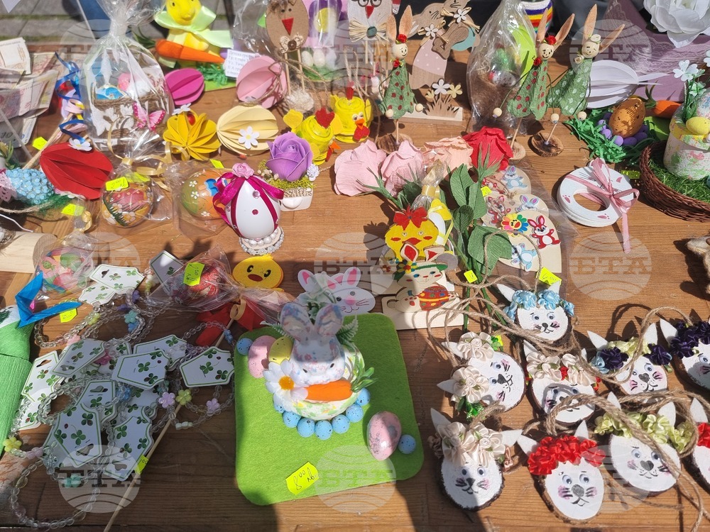 Старозагорски ученици отвориха благотворителен базар за набиране на средства за лечение на свой съученик