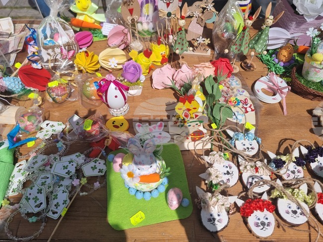 Старозагорски ученици отвориха благотворителен базар за набиране на средства за лечение на свой съученик