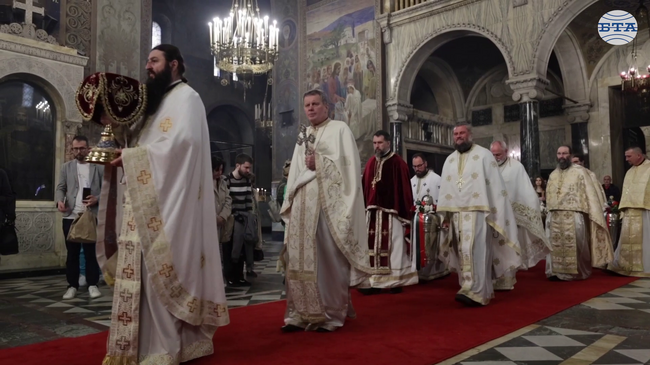 Осветеното миро от деветото мироваране в БПЦ беше пренесено с литийно шествие от катедралата "Св. Александър Невски" до Синодалната палата