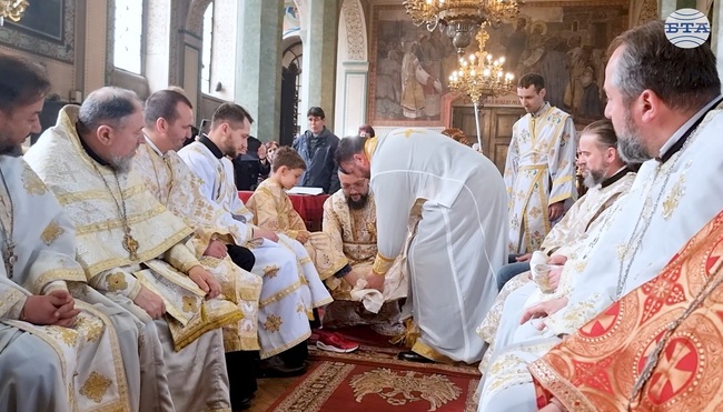 На Велики четвъртък в Стара Загора беше извършен ритуалът умиване на нозете на 12 свещеници и миряни