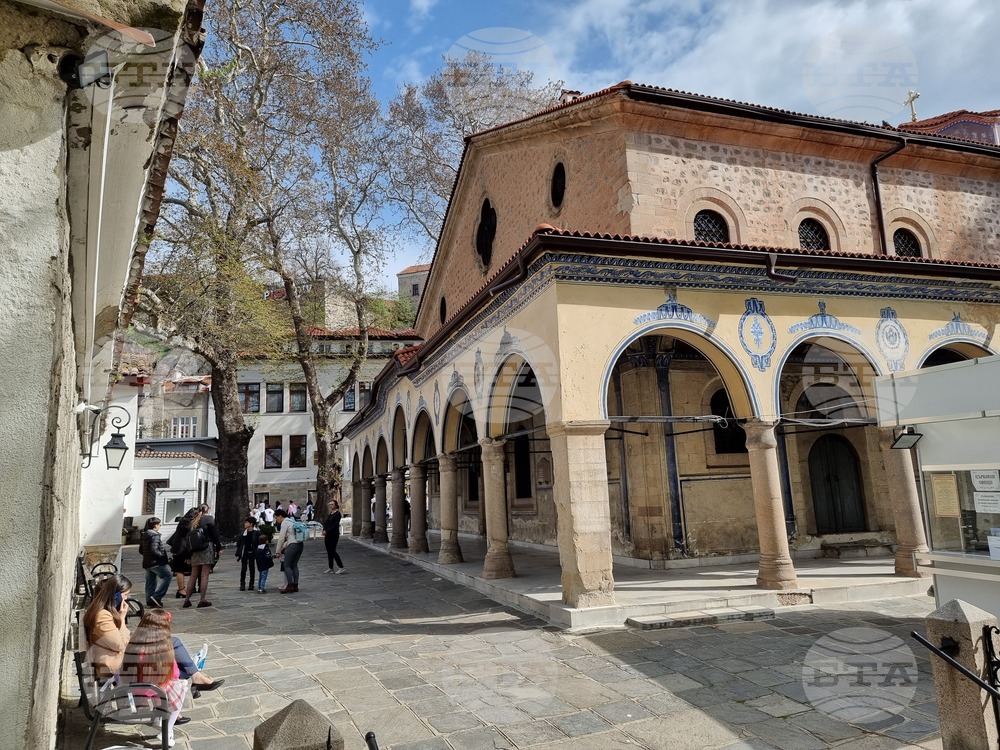 Пловдив - Велики четвъртък - литургия - боядисване на айца