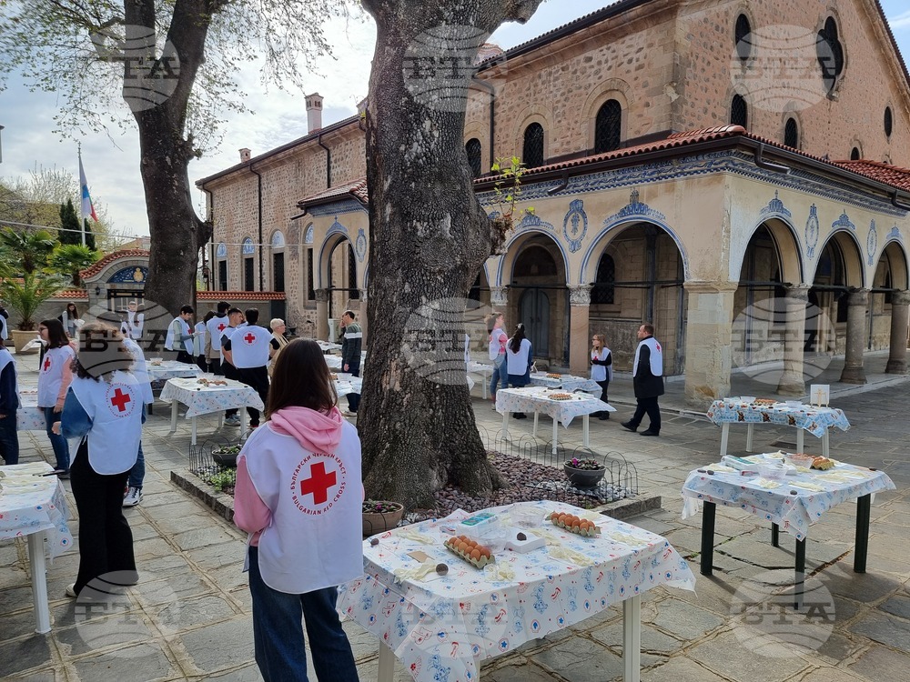 Пловдив - Велики четвъртък - литургия - боядисване на айца