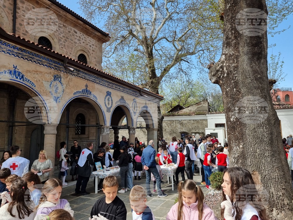 Пловдив - Велики четвъртък - литургия - боядисване на айца