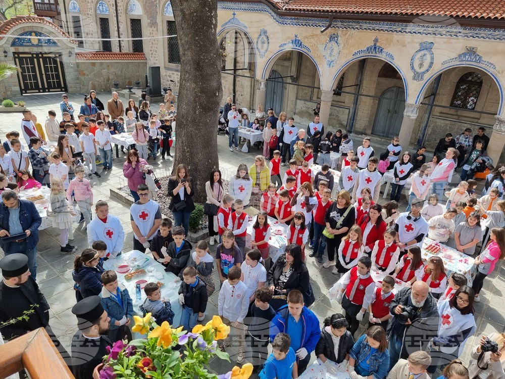 Пловдив - Велики четвъртък - литургия - боядисване на айца