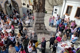 Пловдив - Велики четвъртък - литургия - боядисване на айца