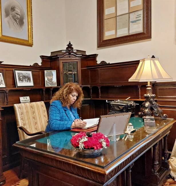 Вицепрезидентът Йотова поднесе съболезнования в съболезнователната книга в посолството на Република Турция