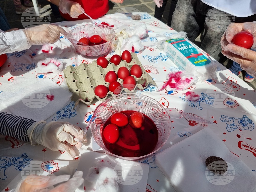 Деца боядисаха великденски яйца на площада в Симитли