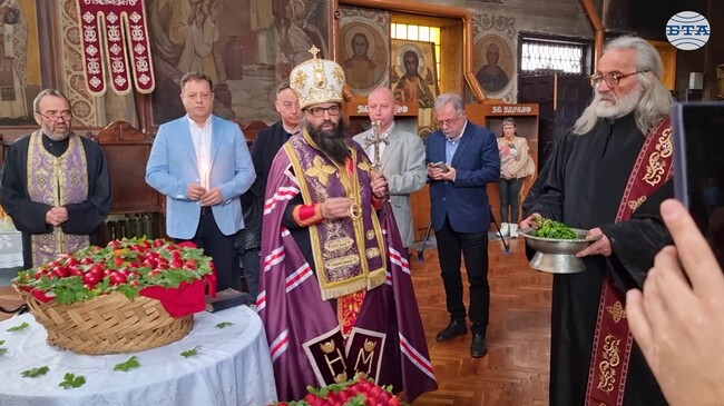 В катедралния храм „Рождество Богородично“ във Велико Търново бяха осветени 2700 червени яйца