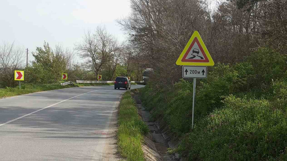 АПИ: За повишаване на безопасността се монтират нови пътни знаци в 11 отсечки, включени в Плана за обезопасяване на участъците с концентрация на пътнотранспортни произшествия 
