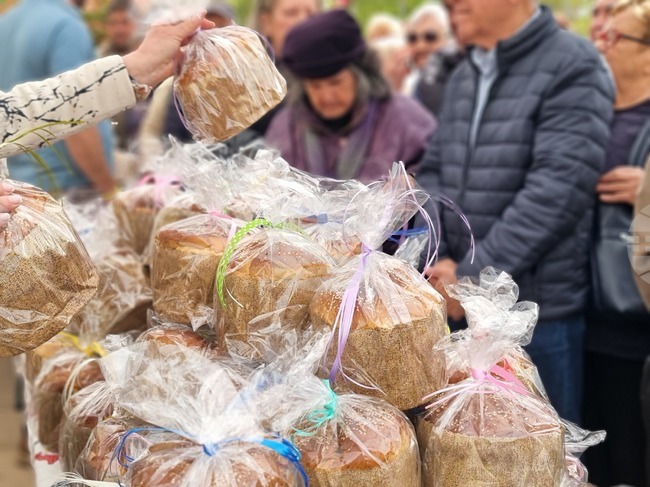 Над 1000 великденски козунаци раздадоха на нуждаещи се кметът на Ямбол с екипа си и общински съветници
